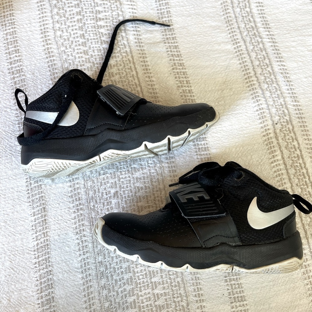 Nike Sneakers Black and Silver Boys 1